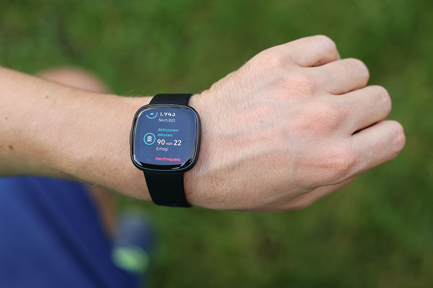 Man sieht die Aktivzonenminuten auf der Fitbit Versa 4.